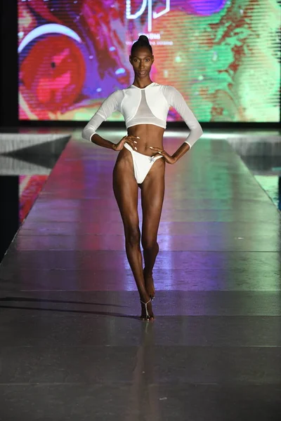 Miami Beach Florida July Model Walks Runway Dts Swim Show — Stockfoto