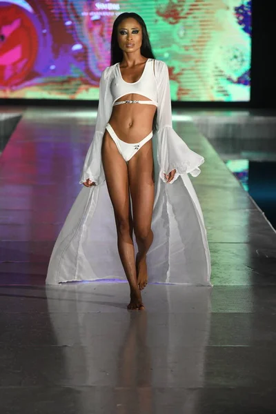 Miami Beach Florida July Model Walks Runway Dts Swim Show — Stockfoto
