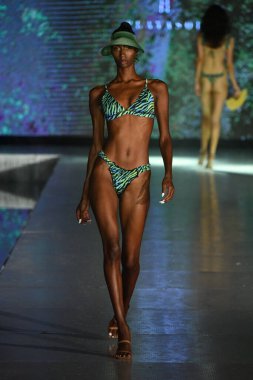 MIAMI BEACH, FLORIDA - 09 Temmuz 2021 'de Miami Beach, Florida' da Miami Swim Week The Shows 'da Playa Sol Show için podyumda bir model yürür.