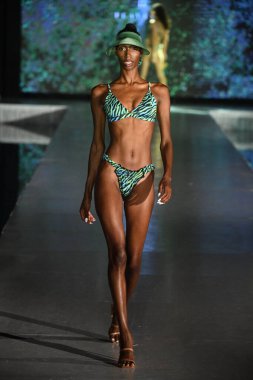 MIAMI BEACH, FLORIDA - 09 Temmuz 2021 'de Miami Beach, Florida' da Miami Swim Week The Shows 'da Playa Sol Show için podyumda bir model yürür.