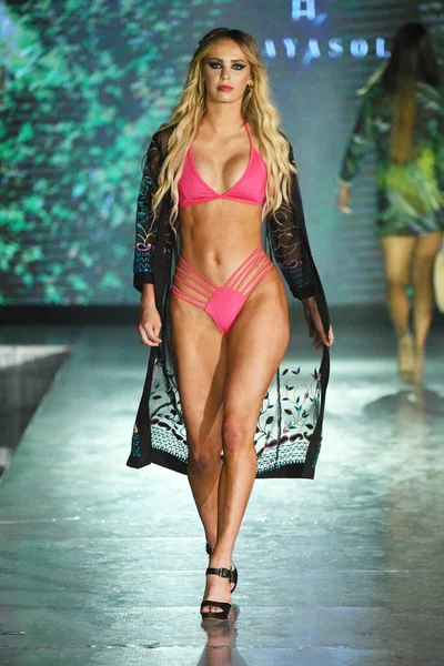 Miami Beach Florida July Model Walks Runway Playa Sol Show — Stock Photo, Image