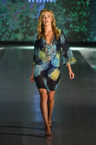 Miami Beach Florida Julho Model Walks Runway Playa Sol Show — Fotografia de Stock