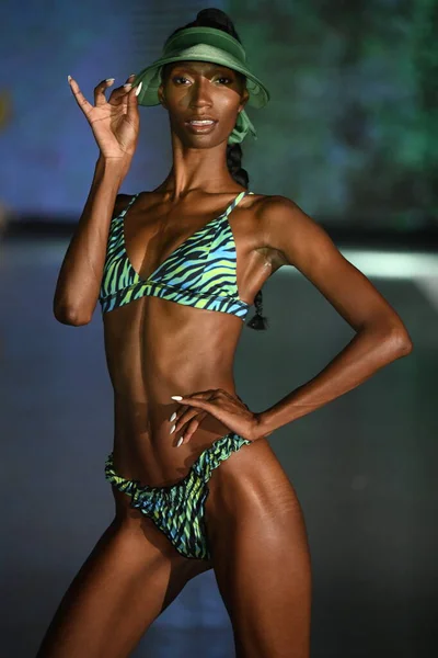 Miami Beach Florida July Model Walks Runway Playa Sol Show — Stock Photo, Image