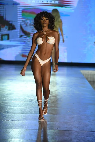 Miami Beach Florida July Model Walks Runway Almost Naked Swim — Stock Photo, Image