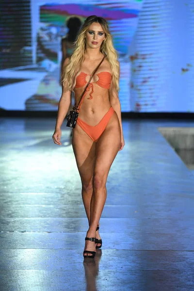 Miami Beach Florida Julho Model Walks Runway Almost Naked Swim — Fotografia de Stock