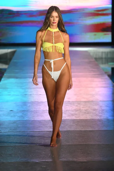 Miami Beach Florida Července Modelka Kráčí Ranveji Pro Blu Crochet — Stock fotografie