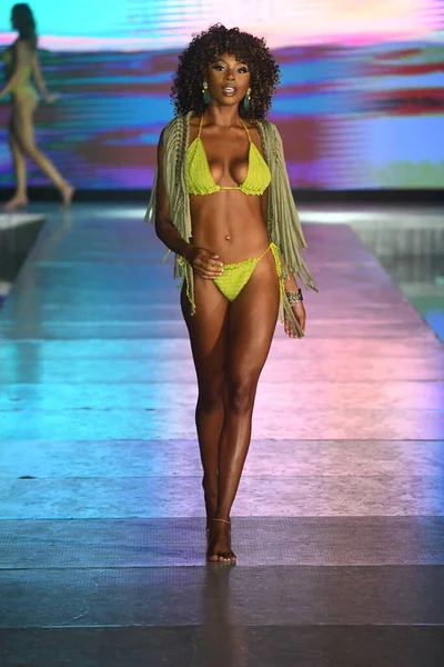 Miami Beach Florida Juli Model Walks Runway Blu Crochet Show — Stockfoto