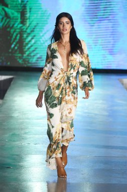MIAMI BEACH, FLORIDA - 09 Temmuz 2021 'de Miami Yüzme Haftası sırasında Miami Beach, Florida' da DCSW tarafından desteklenen bir model, Cioccolato Couture Show için podyumda yürüyor.