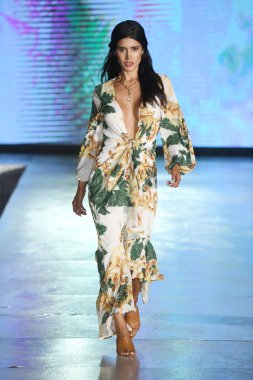 MIAMI BEACH, FLORIDA - 09 Temmuz 2021 'de Miami Yüzme Haftası sırasında Miami Beach, Florida' da DCSW tarafından desteklenen bir model, Cioccolato Couture Show için podyumda yürüyor.