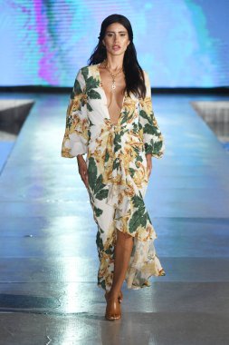 MIAMI BEACH, FLORIDA - 09 Temmuz 2021 'de Miami Yüzme Haftası sırasında Miami Beach, Florida' da DCSW tarafından desteklenen bir model, Cioccolato Couture Show için podyumda yürüyor.