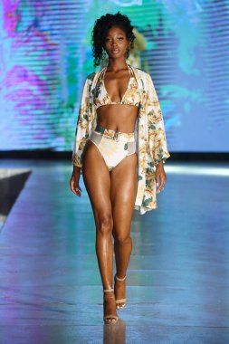 MIAMI BEACH, FLORIDA - 09 Temmuz 2021 'de Miami Yüzme Haftası sırasında Miami Beach, Florida' da DCSW tarafından desteklenen bir model, Cioccolato Couture Show için podyumda yürüyor.