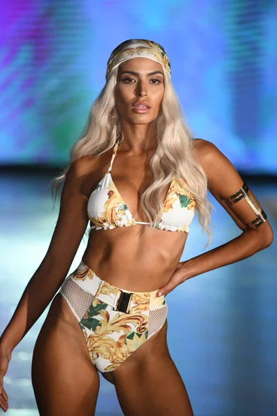 Miami Beach Florida Lipiec Modelka Spaceruje Pasie Startowym Wystawę Cioccolato — Zdjęcie stockowe