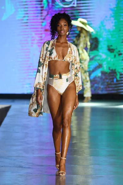 Miami Beach Florida Července Modelka Kráčí Ranveji Pro Cioccolato Couture — Stock fotografie