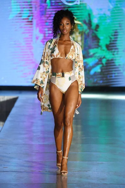Miami Beach Florida July 迈阿密游泳周期间 一名模特在赛科拉托时装秀的跑道上行走 2021年7月9日 Dcsw在佛罗里达州迈阿密海滩为该时装秀提供了动力 — 图库照片
