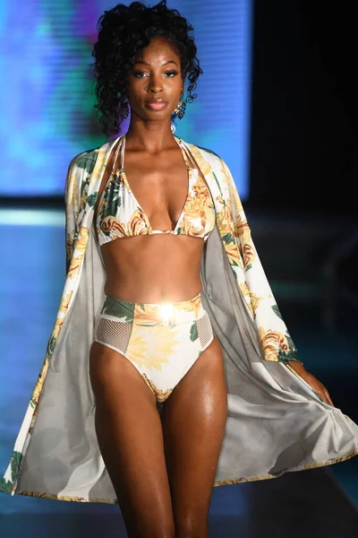Miami Beach Florida July 迈阿密游泳周期间 一名模特在赛科拉托时装秀的跑道上行走 2021年7月9日 Dcsw在佛罗里达州迈阿密海滩为该时装秀提供了动力 — 图库照片