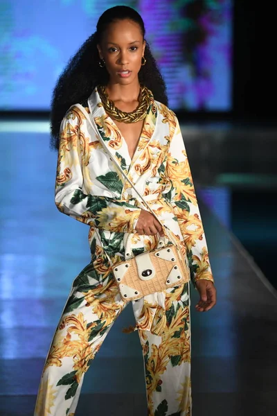 Miami Beach Florida Július Egy Modell Sétál Kifutópályán Cioccolato Couture — Stock Fotó