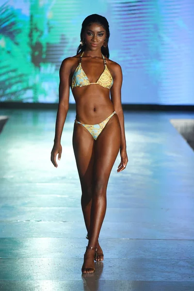 Miami Beach Florida July Model Walks Runway Cioccolato Couture Show — Stock Photo, Image