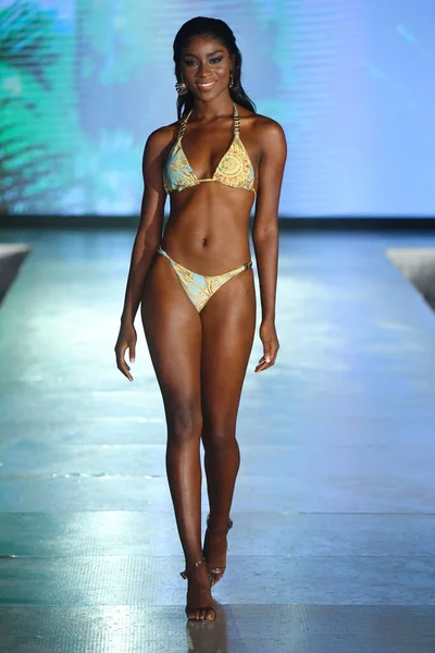 Miami Beach Florida July Model Walks Runway Cioccolato Couture Show — Stock Photo, Image