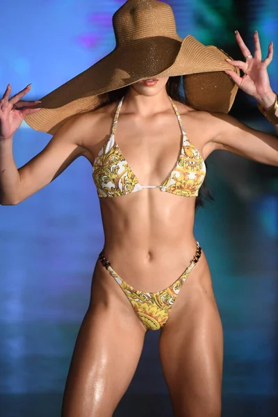 Miami Beach Florida Juli Model Walks Runway Cioccolato Couture Show — Stockfoto