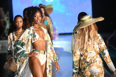 MIAMI BEACH, FLORIDA - 09 Temmuz 2021 Miami Beach, Florida 'da DCSW tarafından desteklenen Miami Yüzme Haftası boyunca modeller, Cioccolato Couture Show' un podyum finalinde yürür.