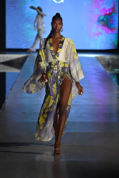 Miami Beach Florida Julho Model Walks Runway Cioccolato Couture Show — Fotografia de Stock