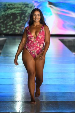 MIAMI BEACH, FLORIDA - 10 Temmuz 2021 Miami Beach, Florida 'da Miami Swim Week The Shows' da Banana Moon Show için podyumda yürüyen bir manken