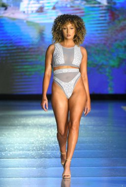MIAMI BEACH, FLORIDA - 10 Temmuz 2021 'de Miami Beach, Florida' da Miami Swek Week The Shows 'da Bikini Beach için podyumda bir model yürür.