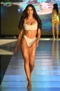 MIAMI BEACH, FLORIDA - 10 Temmuz 2021 'de Miami Beach, Florida' da Miami Swek Week The Shows 'da Bikini Beach için podyumda bir model yürür.