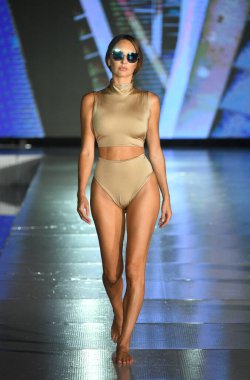 MIAMI BEACH, FLORIDA - 10 Temmuz 2021 'de Miami Beach, Florida' da DCSW tarafından desteklenen Miami Yüzme Haftası boyunca Swell Obsessed Swimwear Show için bir model podyumda yürüyor.