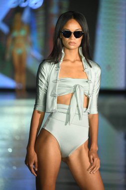 MIAMI BEACH, FLORIDA - 10 Temmuz 2021 'de Miami Beach, Florida' da DCSW tarafından desteklenen Miami Yüzme Haftası boyunca Swell Obsessed Swimwear Show için bir model podyumda yürüyor.