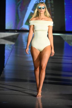 MIAMI BEACH, FLORIDA - 10 Temmuz 2021 'de Miami Beach, Florida' da DCSW tarafından desteklenen Miami Yüzme Haftası boyunca Swell Obsessed Swimwear Show için bir model podyumda yürüyor.