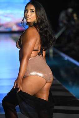 MIAMI BEACH, FLORIDA - 10 Temmuz 2021 'de Miami Beach, Florida' da DCSW tarafından desteklenen Miami Yüzme Haftası sırasında bir model gelinciklerle yüzmek için podyumda yürür.