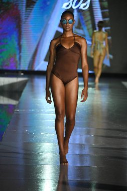 MIAMI BEACH, FLORIDA - 10 Temmuz 2021 'de Miami Beach, Florida' da DCSW tarafından desteklenen Miami Yüzme Haftası boyunca Swell Obsessed Swimwear Show için bir model podyumda yürüyor.