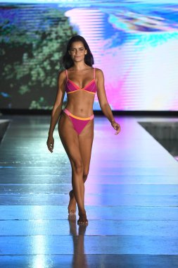 MIAMI BEACH, FLORIDA - 10 Temmuz 2021 Miami Beach, Florida 'da Miami Swim Week The Shows' da Banana Moon Show için podyumda yürüyen bir manken