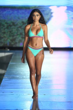 MIAMI BEACH, FLORIDA - 10 Temmuz 2021 Miami Beach, Florida 'da Miami Swim Week The Shows' da Banana Moon Show için podyumda yürüyen bir manken