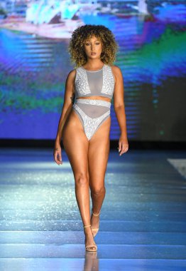 MIAMI BEACH, FLORIDA - 10 Temmuz 2021 'de Miami Beach, Florida' da Miami Swek Week The Shows 'da Bikini Beach için podyumda bir model yürür.