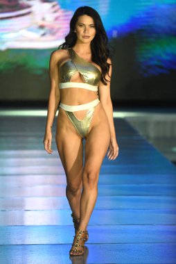 MIAMI BEACH, FLORIDA - 10 Temmuz 2021 'de Miami Beach, Florida' da Miami Swek Week The Shows 'da Bikini Beach için podyumda bir model yürür.