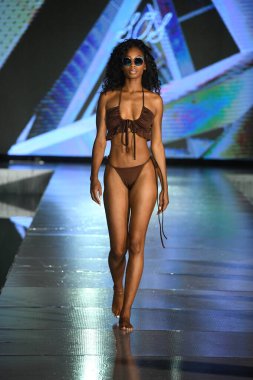 MIAMI BEACH, FLORIDA - 10 Temmuz 2021 'de Miami Beach, Florida' da DCSW tarafından desteklenen Miami Yüzme Haftası boyunca Swell Obsessed Swimwear Show için bir model podyumda yürüyor.