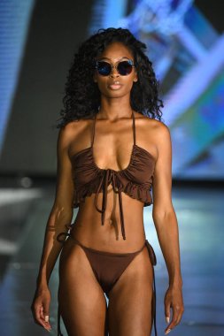 MIAMI BEACH, FLORIDA - 10 Temmuz 2021 'de Miami Beach, Florida' da DCSW tarafından desteklenen Miami Yüzme Haftası boyunca Swell Obsessed Swimwear Show için bir model podyumda yürüyor.