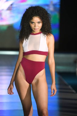 MIAMI BEACH, FLORIDA - 10 Temmuz 2021 'de Miami Beach, Florida' da Miami Swek Week The Shows 'da Bikini Beach için podyumda bir model yürür.