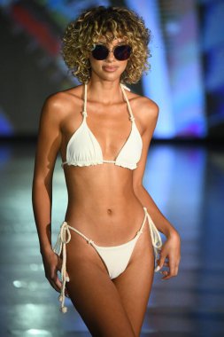 MIAMI BEACH, FLORIDA - 10 Temmuz 2021 'de Miami Beach, Florida' da DCSW tarafından desteklenen Miami Yüzme Haftası boyunca Swell Obsessed Swimwear Show için bir model podyumda yürüyor.