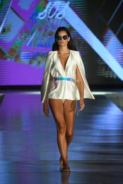 MIAMI BEACH, FLORIDA - 10 Temmuz 2021 'de Miami Beach, Florida' da DCSW tarafından desteklenen Miami Yüzme Haftası boyunca Swell Obsessed Swimwear Show için bir model podyumda yürüyor.