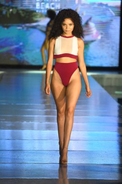 MIAMI BEACH, FLORIDA - 10 Temmuz 2021 'de Miami Beach, Florida' da Miami Swek Week The Shows 'da Bikini Beach için podyumda bir model yürür.