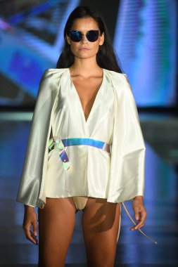 MIAMI BEACH, FLORIDA - 10 Temmuz 2021 'de Miami Beach, Florida' da DCSW tarafından desteklenen Miami Yüzme Haftası boyunca Swell Obsessed Swimwear Show için bir model podyumda yürüyor.