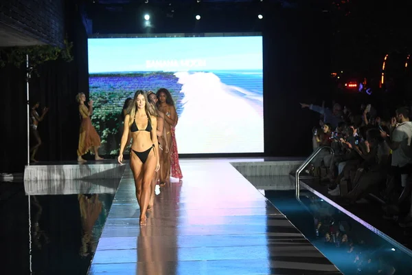 Miami Beaca Florida July Models Walk Runway Finale Banana Moon — 스톡 사진