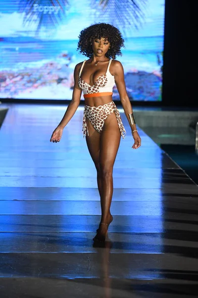 Miami Beach Florida Julho Model Walks Runway Swim Poppies Show — Fotografia de Stock