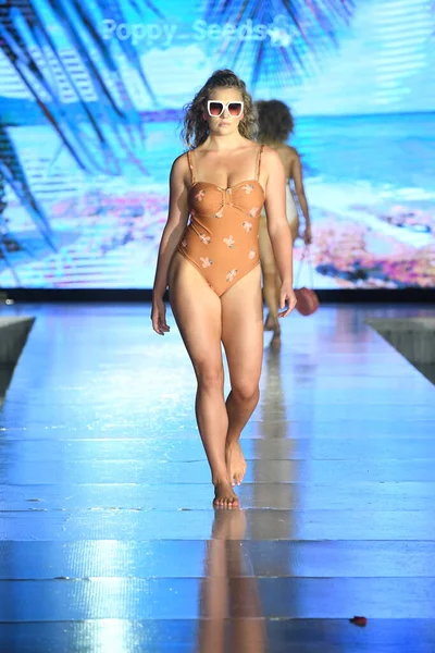 Miami Beach Florida Luglio Una Modella Percorre Pista Swim Poppies — Foto Stock