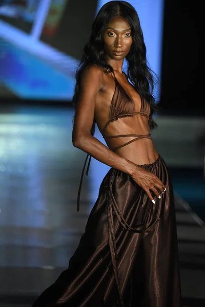 Miami Beach Florida Juli Model Walks Runway Swell Obsessed Swimwear — Stockfoto