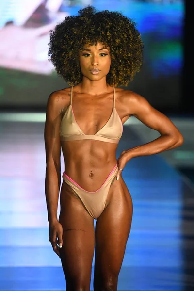 Miami Beach Florida Julho Model Walks Runway Bikini Beach Australia — Fotografia de Stock