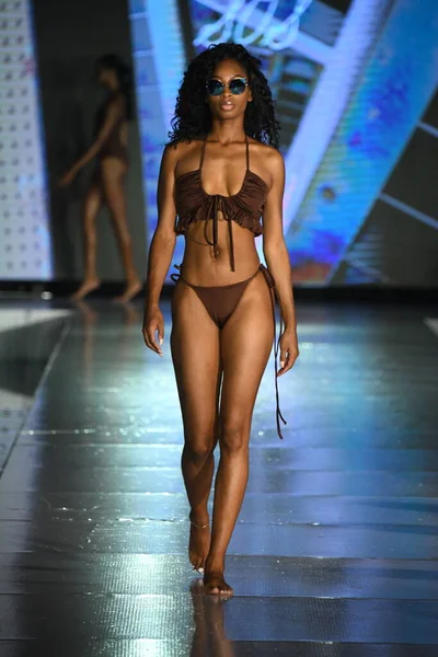 Miami Beach Florida Julho Model Walks Runway Swell Obsessed Swimwear — Fotografia de Stock